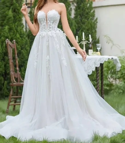 Vendo Vestido de Noiva Sem Alças de Tule Bordado com Cores Contrastantes muito Elegante.  