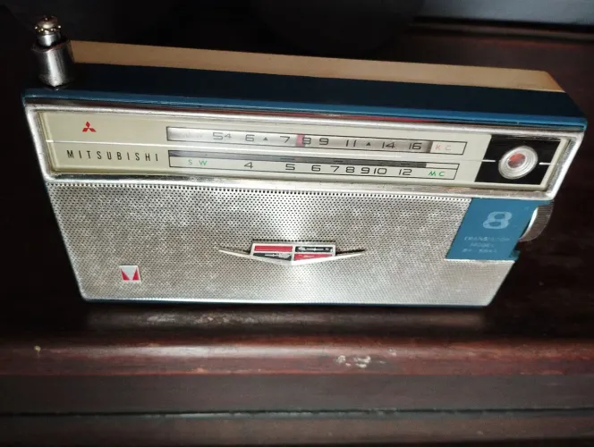 Rádio antigo Mitsubishi Evadiin AM, 3 faixas funcionando.