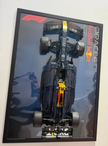 F1 Redbull com 1700 peças já montado com quadro expositor incluso