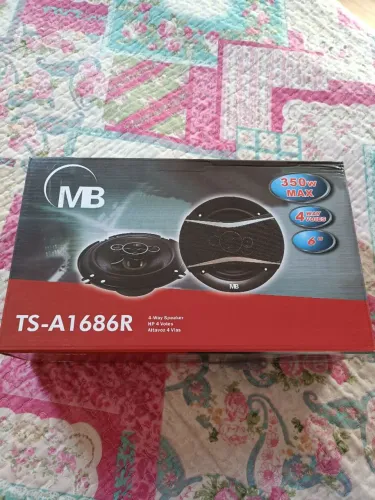 Alto-falante é o modelo MB TS-A1686R, um conjunto de 4 vias (quadriaxial) de 6,5