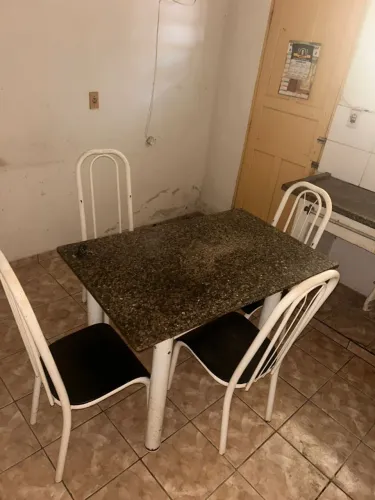 Mesa de Jantar - 4 cadeiras.