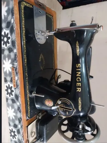 Vendo MÁQUINA SINGER PRETINHA ORIGINAL