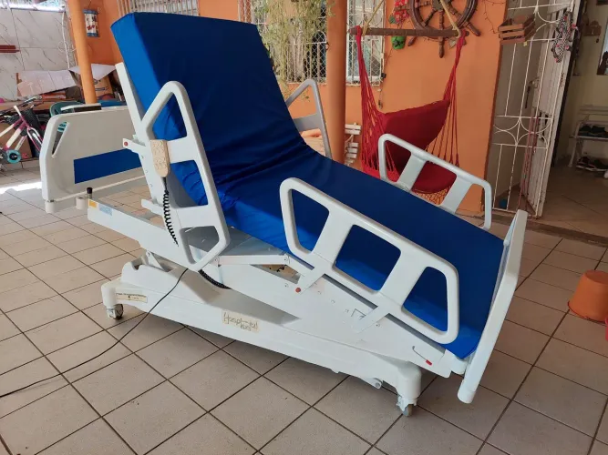 Cama hospitalar articulada elétrica 8 articulações. 