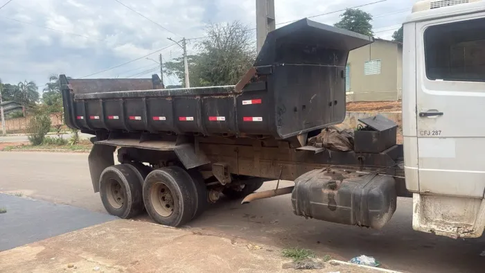Caçamba usada boa trabalhando 