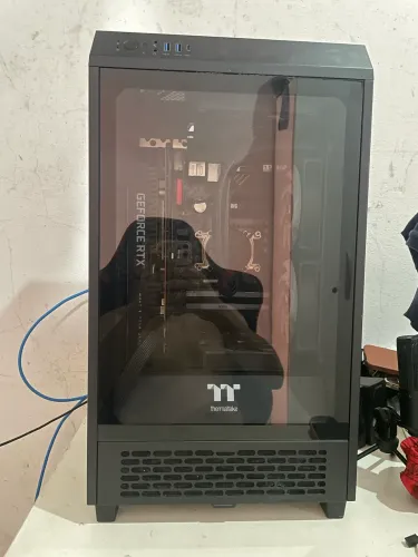 Gabinete Thermaltake Tower 200
