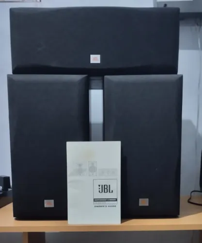 Par de caixas bookshelf JBL e30 e central ec25