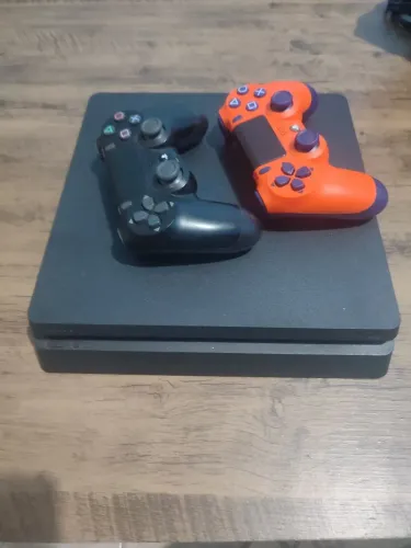 Ps4 slim 1 terá de memória 2 jogos e 2 manetes