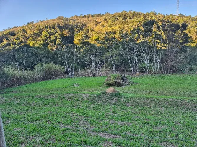 Oportunidade em Guararema: Terreno 5.000m² com Córrego em Condomínio - Apenas 6km do Centr