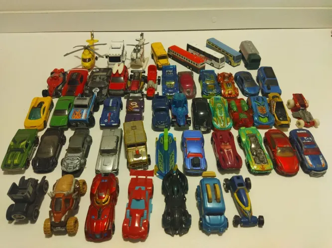 Carrinhos, ônibus, helicópteros. Hotwheels, Relâmpago McQueen, pixar