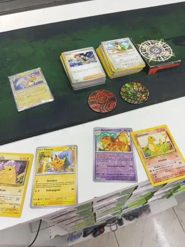 LOTE COM MAIS DE 100 CARTAS POKEMOM