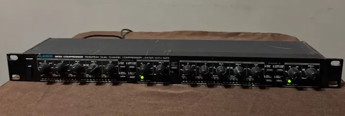 Alesis 3630 - compressor/limiter 2 canais com gate / fonte original