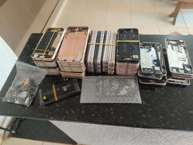 70 carcaças aro e peças de iPhones antigos