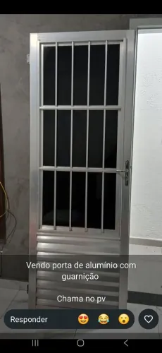 Vendo porta de alumínio em otimo estado com guarnição completa 