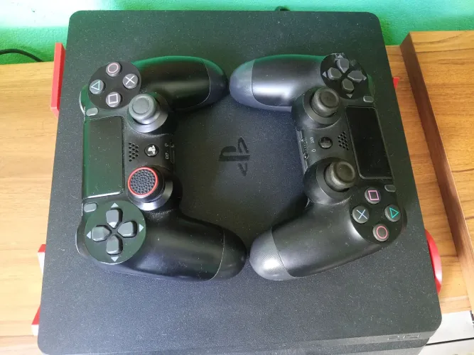 Ps4 slim 1 tera 2 controles e 3 jogos. 