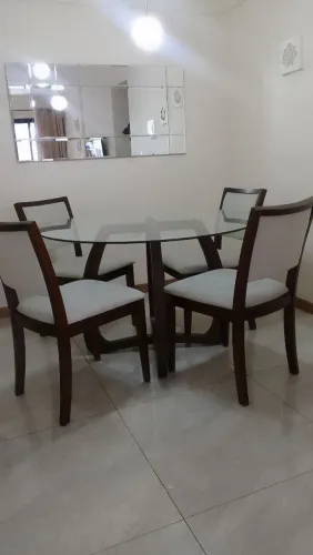 Mesa redonda 1.20 tampão de vidro  com 4 cadeiras