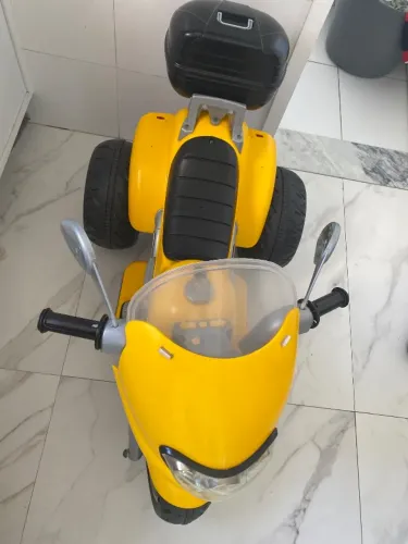 Triciclo elétrico infantil