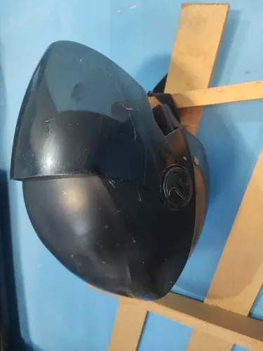Capacete com visor escuro para sol