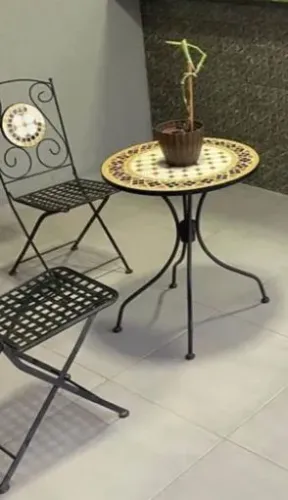 Mesa de jardim com 4 cadeiras ferro e duas luminárias rústica