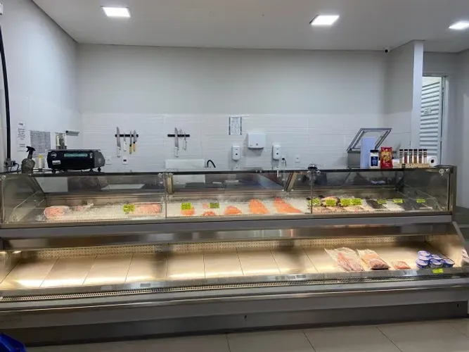 Balcão expositor refrigerado ideal para açougues, peixarias, mercados, padarias