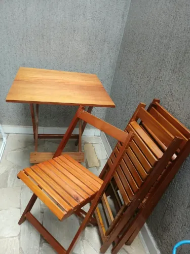 Jogo de Mesa Dobrável em Madeira com 4 Cadeiras
