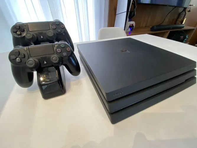 Ps4 pro 1 TB +jogos +controle