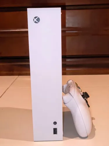 Séries S -Xbox - perfeito estado ,sem defeitos e completo com todos os cabos e controle