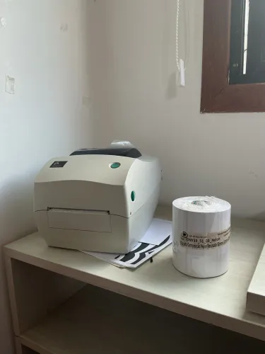 Impressora de Etiquetas Zebra GC420T + Rolo de Etiquetas