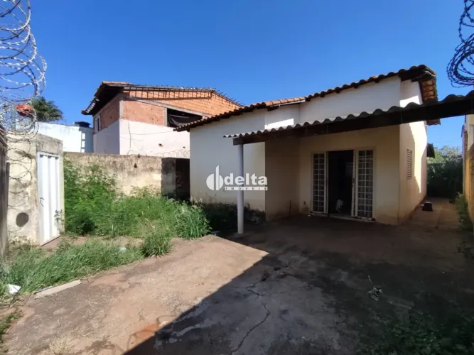 Casa com 03 quartos sendo 01 suite disponível para locação no bairro Shopping Park em Uber