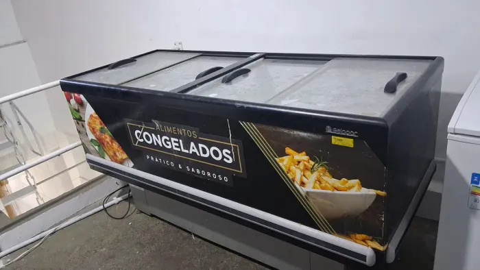 Vendo ilha para congelado em ótimo estado 1 ano de uso