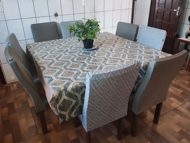 Mesa de vidro com 8 cadeiras