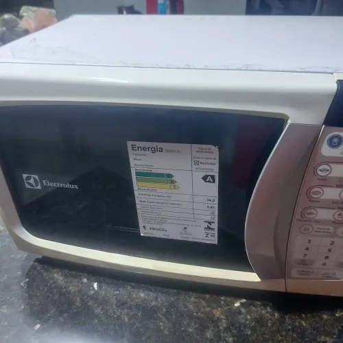 Microondas Eletrolux no plástico 220v impecável