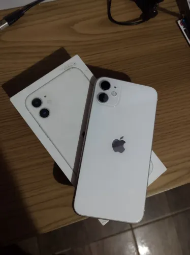 iPhone 11, Para quem queira arrumar, está em perfeito estado, porém as vezes reinicia .