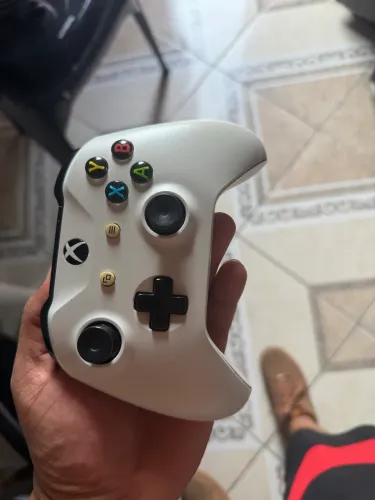 Vendo Xbox one com 2 jogos de 1 tb