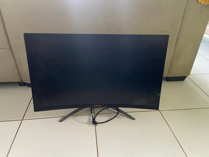 Monitor agon 32 polegadas tela curva com defeito na tela.