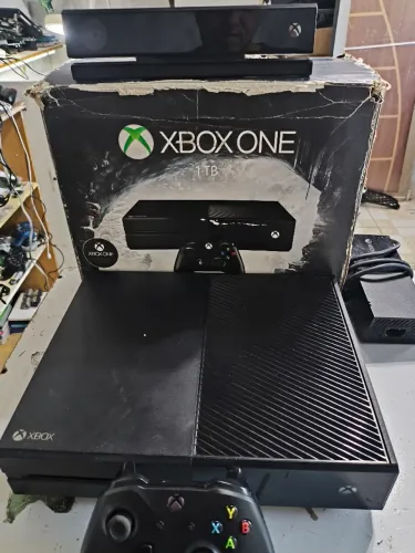 Xbox one edição tomb Raider na caixa com Kinect 