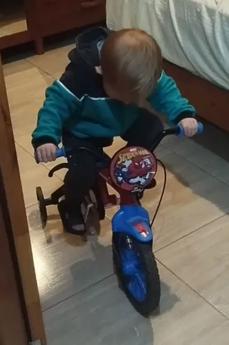 Bicicleta infantil com avarias desmontado