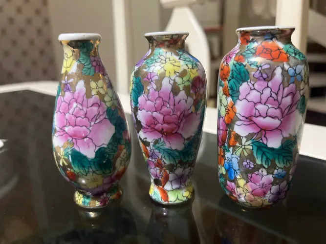 Bonito vasinho chinês em porcelana com flores - Dimensão: 10 X 5 cm