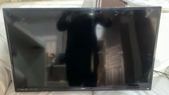 Tv para retirada de peças uma está ligando normal mas desliga de vês em quando outra
