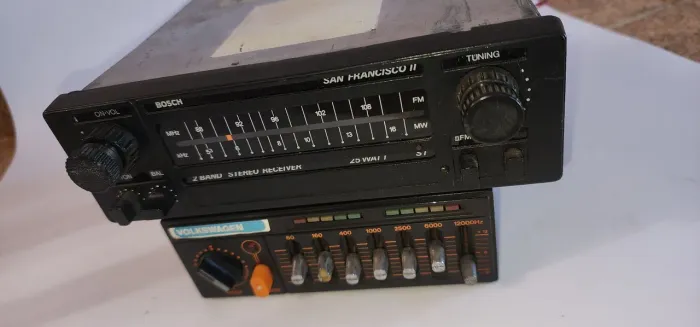 Amplificador Tojo GR100A com etiqueta VW e Rádio Bosh San Francisco 