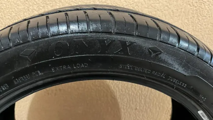 PNEU ONYX 235/45/R18