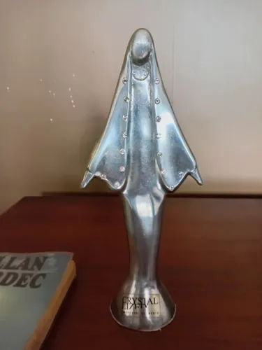 estatueta prateada da Virgem Maria com um design minimalista e moderno