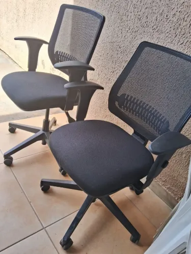 Vende-se 2 cadeiras de escritório 220R$ cada, chamar no ZAP * Eduardo