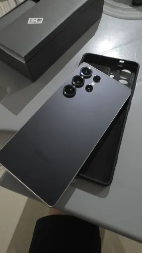 S25 Ultra 256g.  Alto falante chiando.  Esta na garantia da Samsung de um ano. 