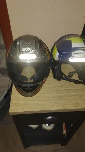 Dois capacetes semi novos. 