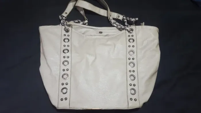 bolsa de ombro creme com alça de corrente e ilhóses rocker