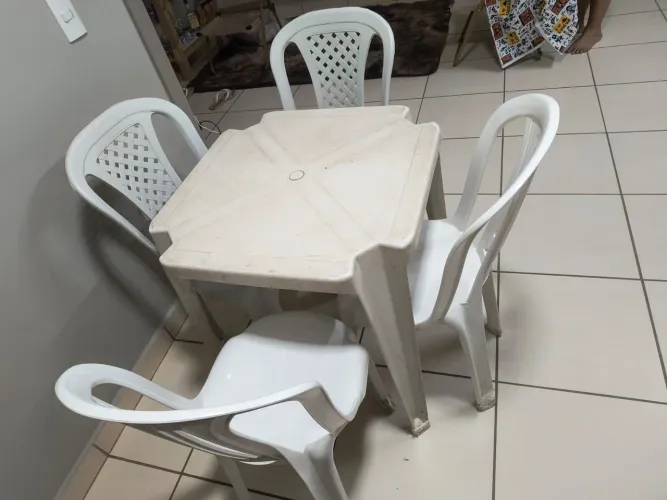 Jogo mesa com 4 cadeiras plástica