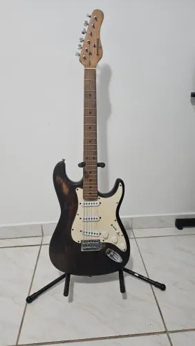 Guitarra Behringer antiga