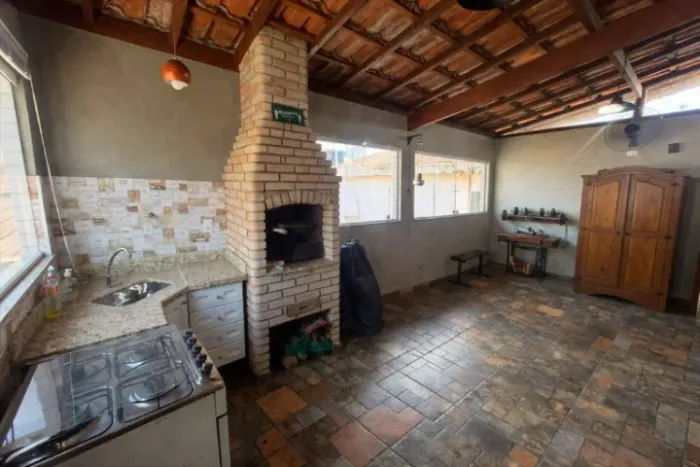 LINDA CASA COM 3 QUARTOS, SUÍTE + SALÃO GOURMET COM 25 M2 E GARAGEM PARA 2 CARROS