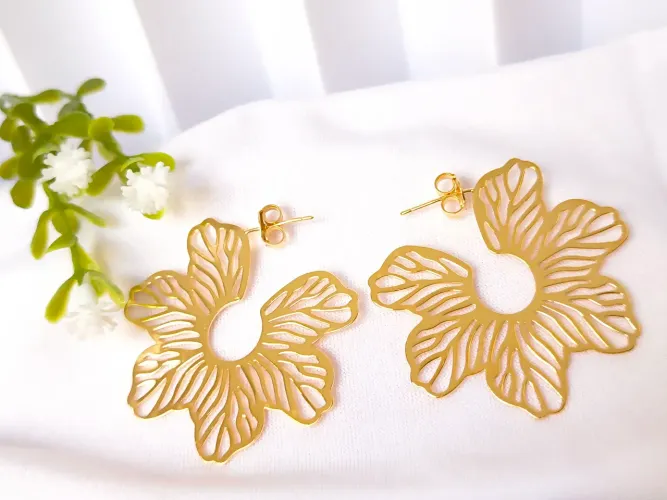 Brinco Flor Vazado Banhado a Ouro