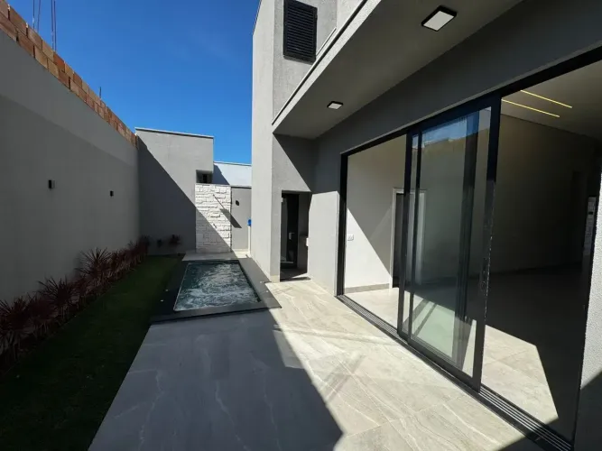 Linda casa com 3 suítes e varanda gourmet no Condomínio Raros
